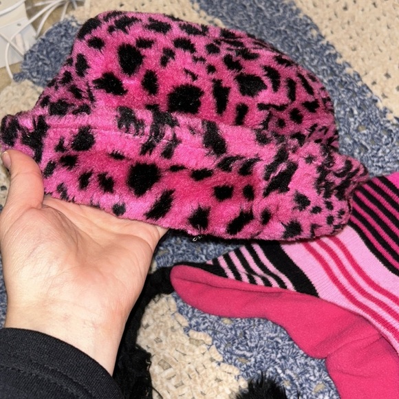 HAT BUNDLE LOT GIRLS - HELLO KITTY, CHEETAH, WINTER, SKULL, BUCKET - Picture 4 of 9
